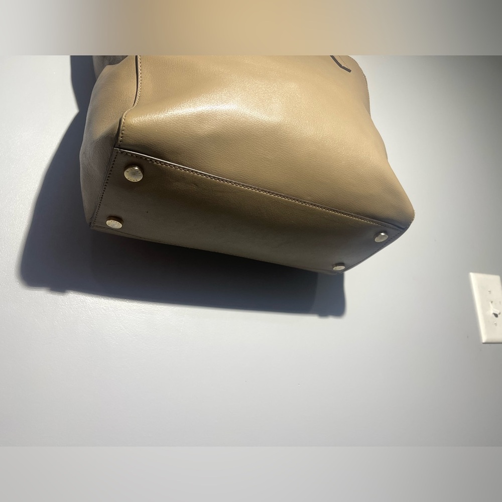 Michael Kors Elegant Tan Leather Tote Bag - Picture 2 of 10